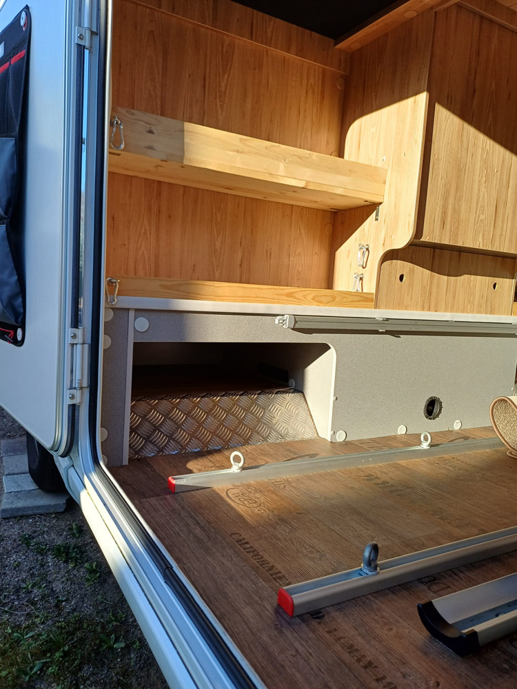 Garage_innen_von_links