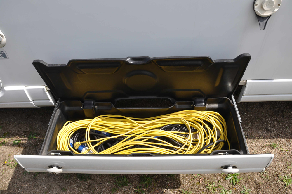 seitenfach_fuer_kabel_offen