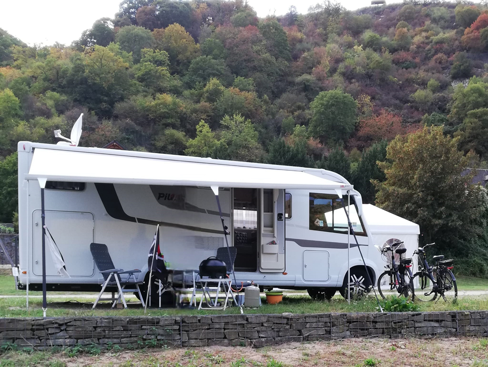 sicht_auf_rechte_seite_markise_aufgebaut