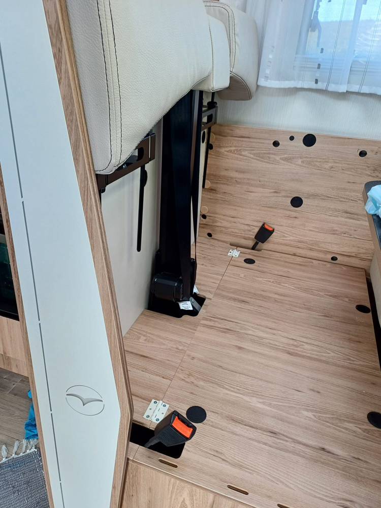 sitzbank_mit_gurten_ohne_sitzkissen