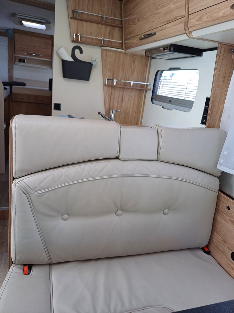 sitzbank_mit_sicherheitsgurten