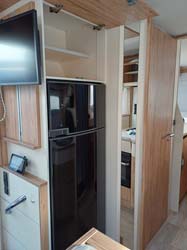 kueche_sicht_auf_kuehlschrank