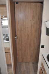 schlafplatz_hinten_schiebetuer_geschlossen