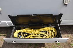 seitenfach_fuer_kabel_offen