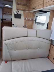 sitzbank_mit_sicherheitsgurten